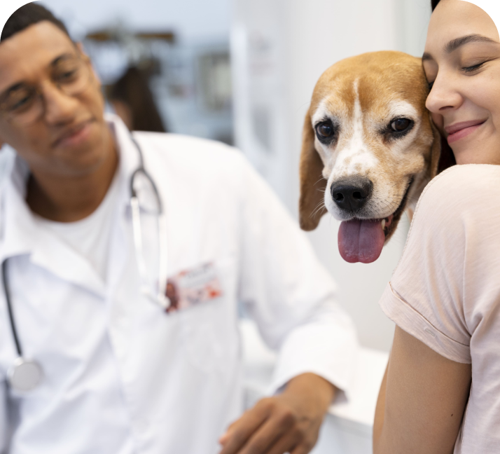 Dona feliz abraçando o cachorro ao lado do veterinário